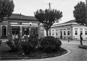 Park in Limeira : Am Rand des Parks in Limeira. Dahinter eine Straße mit Gebäuden, im linken Gebäude ein Geschäft.