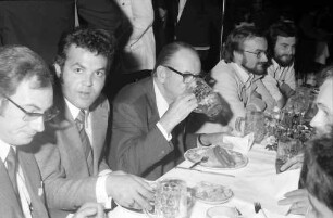 24. Tagung 1974 Chemiker; Studentenabend mit den Nobelpreisträgern: Tisch mit Edwin Mc Millan