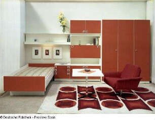 Anbauwand : Jugendzimmermöbel (1972; Möbelkombinat Zeulenroda-Triebes (ZEUTRIE)). Ansicht mit Bett, Anbauwand und Couchtisch mit Sessel