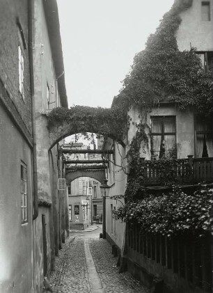 Stralsund, Bechermannstraße : Stralsund. Bechermannstraße. Blick durch die Schwibbögen