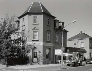 Wohnhaus mit Laden