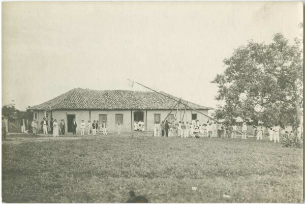 Érection de la bannière mariale devant l'église de la mission à Conceição