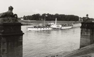 Personen-Seitenraddampfer "Aussig" (III, 1894, Werft Blasewitz). Blick von der Freitreppe am Wasserpalais in Dresden-Pillnitz nach Kleinzschachwitz