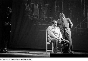 Szenenbilder aus dem Drama "Die Illegalen" von Günther Weisenborn am Hebbel-Theater Berlin