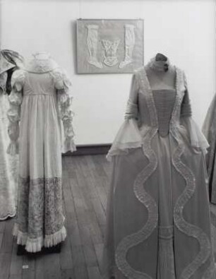 Damenkleid im Stil des Rokoko : Damenkleid im Empire-Stil (2002/2003; M. Runge) und Damenkleid im Stil des Rokoko (2002/2003; M. Bächthold)