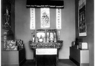 Aufstellung der Ostasiatischen Kunstsammlung in der Prinz-Albrecht-Straße, chinesischer Ahnenkult
