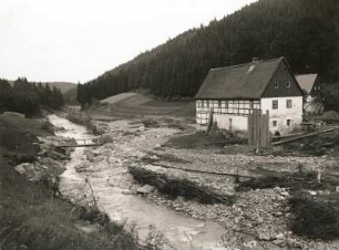 Unwetterkatastrophe im Osterzgebirge am 8./9. Juli 1927. Müglitztal bei Bärenstein, Ortsteil Bärenklau. Ansicht mit Gehöft