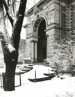 Leipzig, Sidonienstraße 13, Villa Meissner, Hauptfassade, Detail: Portal im Winter