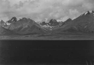 Gebirgszug : Panorama einer Ebene vor einem schneebedeckten Gebirgszug im Tian Shan Hochgebirge