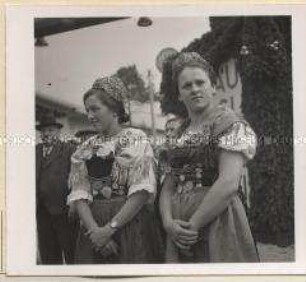 München, Oktoberfestbesucherinnen in Tracht