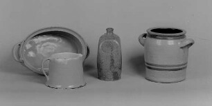 Bratpfanne, Bitterflasche (Likörflasche) , Milchtopf und Mustopf : Bratpfanne, Bitterflasche (Likörflasche) , Milchtopf (1. H. 20. Jh.; K. Feuerriegel) und Mustopf (20. Jh.) Irdenware, Engobe, glasiert. Frohburg: Museum im Schloß Frohburg V 465/95, V 466/95, V 467/95, V 468/95