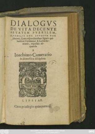 DIALOGVS || DE VITA DECENTE || AETATEM PVERILEM,|| QVODQVE HOC STVDIVM DEO || placeat, Cum respondentibus figuris qui-||busdam Germanici & Latini ser-||monis, expositis ali-||quando || A || Ioachimo Camerario || in domestica disciplina.||