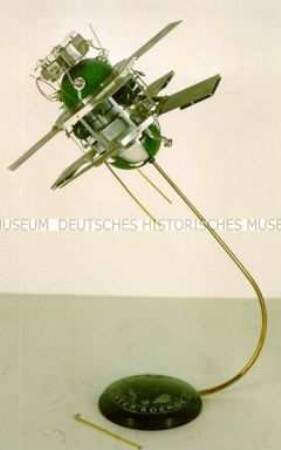 Tischzier mit dem Interkosmos-Satelliten
