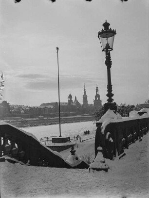 Dresden. Blick vom Neustädter Ufer auf die Altstadt