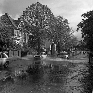 Kurparkallee: Straße durch Platzregen unter Wasser gesetzt: Blick Richtung Westen