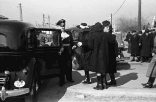 Bukarest: Gesandter von Killinger und Frau am Auto