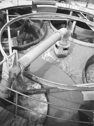 Naßbaggerung in Seitenentnahme Oberbruch Hochsilos Die Silos dienten nicht nur zum Verladen des Baggerguts, sondern vor allem der Entwässerung des schluffhaltigen Kiessandes.