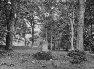 Reichstädt, Schloss, Denkmal für Adam Rudolph von Schönberg im Park
