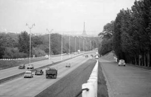 Paris: Autobahn West, mit Eiffelturm, bei Paris