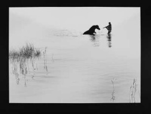 Frau mit Pferd im Wasser. Fotografie; 59,9 x 69,8 cm (Blattgröße), 37 x 50,7 cm (Bildgröße). 1978