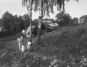 Altenberg : Altenberg. Junge Frau mit ihren Kindern beim Spaziergang in der Nähe des Gasthofes "Bärenfels"