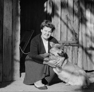 Sibirien. Frau mit Hund in einem Ort nahe dem Baikalsee