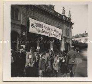 Wien, Wiener Kinder fahren in die Ferien (vorm Westbahnhof)