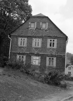 Klingenthal-Zwota, Klingenthaler Straße 44. Wohnhaus mit Anbau. Giebelseite