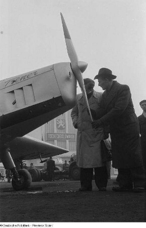 Besucher an einem Propellerflugzeug auf dem Ausstellungsgelände der Technischen Messe