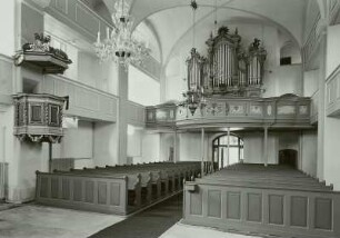 Bertsdorf, Inneres der Dorfkirche. Blick nach Westen zur Orgel von Andreas Schuster (1898 unter Verwendung unter Verwendung des Prospekts von 1751)