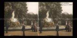 Besucher am Undine Brunnen im Kurpark, Baden