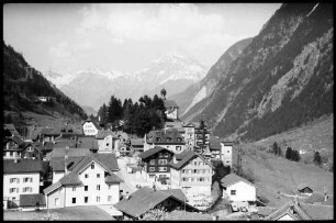 Wassen: Gotthardbahn, Kirche von der mittleren Strecke, von Süden