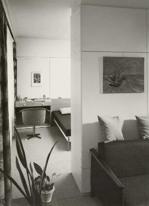 Musterzweiraumwohnung (1972; Deutsche Bauakademie). Blick vom Wohnzimmer ins Schlaf- und Arbeitszimmer. Ansicht mit Kunstreproduktionen von V. van Goghs "Booten am Strand" und einer Ikone