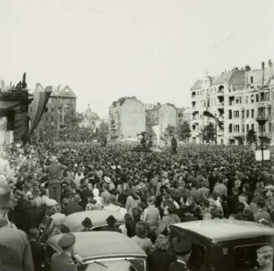 Berlin, Kundgebung "Für Freiheit und Demokratie" vor dem Rathaus Schöneberg