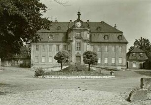 Choren, Schloss, Hauptfassade mit vorgelagertem Brunnen
