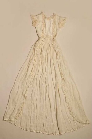 Manteau eines zweiteiligen Frauenkleides
