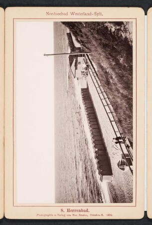 Albumseite mit Ansicht vom Herrenbad im Nordseebad Westerland : Erinnerung an Sylt. Leporello mit Landschafts- und Architekturaufnahmen. Leineneinband, beschichtet und bedruckt; 8 x 12 x 1,6 cm (1892; Verlag Max Braune). Dresden: SLUB/DF 2006.A.435