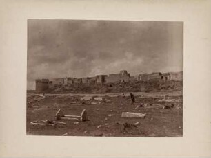 Stadtansicht von Mossul : Blick auf Gebäude in Mossul und einen Friedhof im Vordergrund.