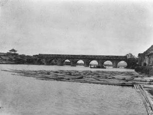 Brücke : Steinbrücke über einen Fluss