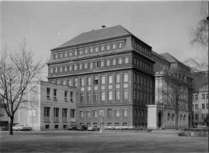 Dresden-Neustadt, Weintraubenstraße 3. Gymnasium "Romain Rolland" (1914-1915; H. Erlwein). Ansicht von Osten