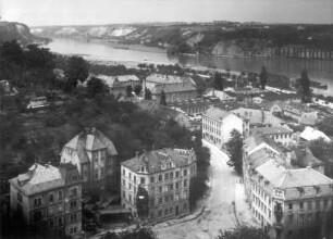 Meißen-Niedermeisa. Blick von der Albrechtsburg über die Kreuzung Meisastraße / Leipziger Straße elbabwärts nach Nord-Nordwesten mit Niedermeisa und Fischergasse gegen "Knorre"