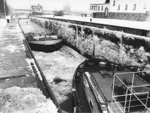 Große Schleuse Koblenz/Mosel bei Eisgang