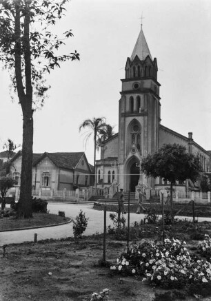 Kirche : Kirchturm und Kirchengebäude.