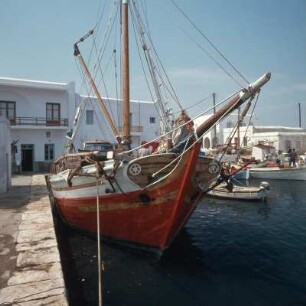 Paros, Náusa. Fortigon im Hafen von Náusa
