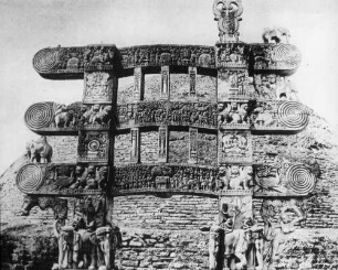 Stupa: Osttor von außen