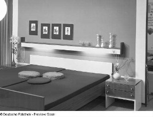 Doppelbett, Wandbord und Nachtschrank : Leipziger Herbstmesse, 1972. Schlafzimmermöbel. Holz, kunststoff- und folienbeschichtet (1972; Möbelkombinat Erfurt (MKE)). Ansicht mit Doppelbett, Wandbord und Nachtschrank