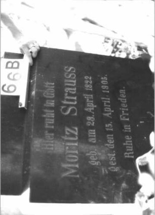 Grabstein 66 (Index: 100114380) Material: Granit Zustand: gut Maße HxBxT: 195x58x32 cm Beschreibung: Obelisk, Sockel Besonderheit: kulturhistorisch wertvoll / hist.-wiss. Gründe: Grabstein 66B