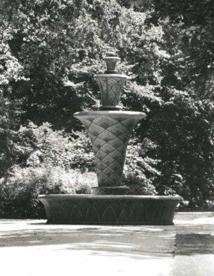 Dresden. Großer Garten. Hans Poelzig (1869-1936). Mosaikbrunnen für die Jubiläums-Gartenbauausstellung. Keramik, 1926