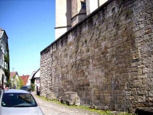 Ansicht im Südwesten mit Kirchhofmauer (Substruktion Futtermauer) mit Werksteinen im Mauersteinverband-190409