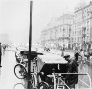 Aleje Jerozolimskie in Warschau zwischen ul. Poznanska und ul. Pankiewica unweit des Hauptbahnhofs. Blick in östliche Richtung (auf die ul. Marszalkowska).